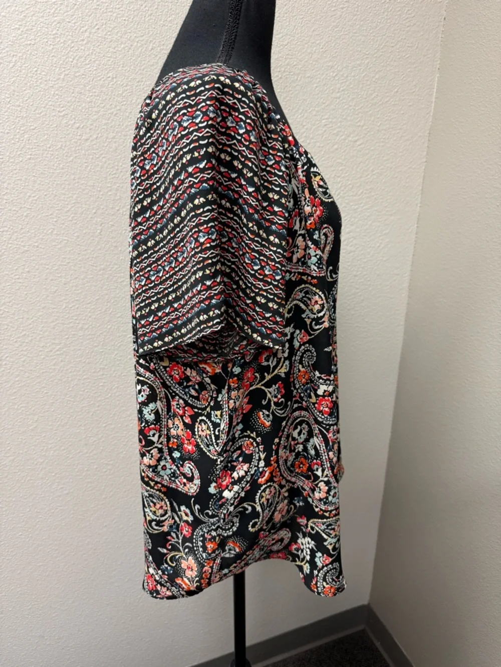 Est. 1946 Paisley Floral Blouse Black Red Keyhole Neck Boho Chic Lightweight Top - Picture 6 of 11